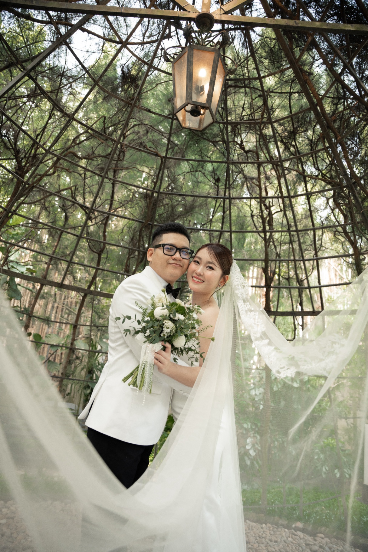 Khoảnh khắc cưới trong khu vườn kính