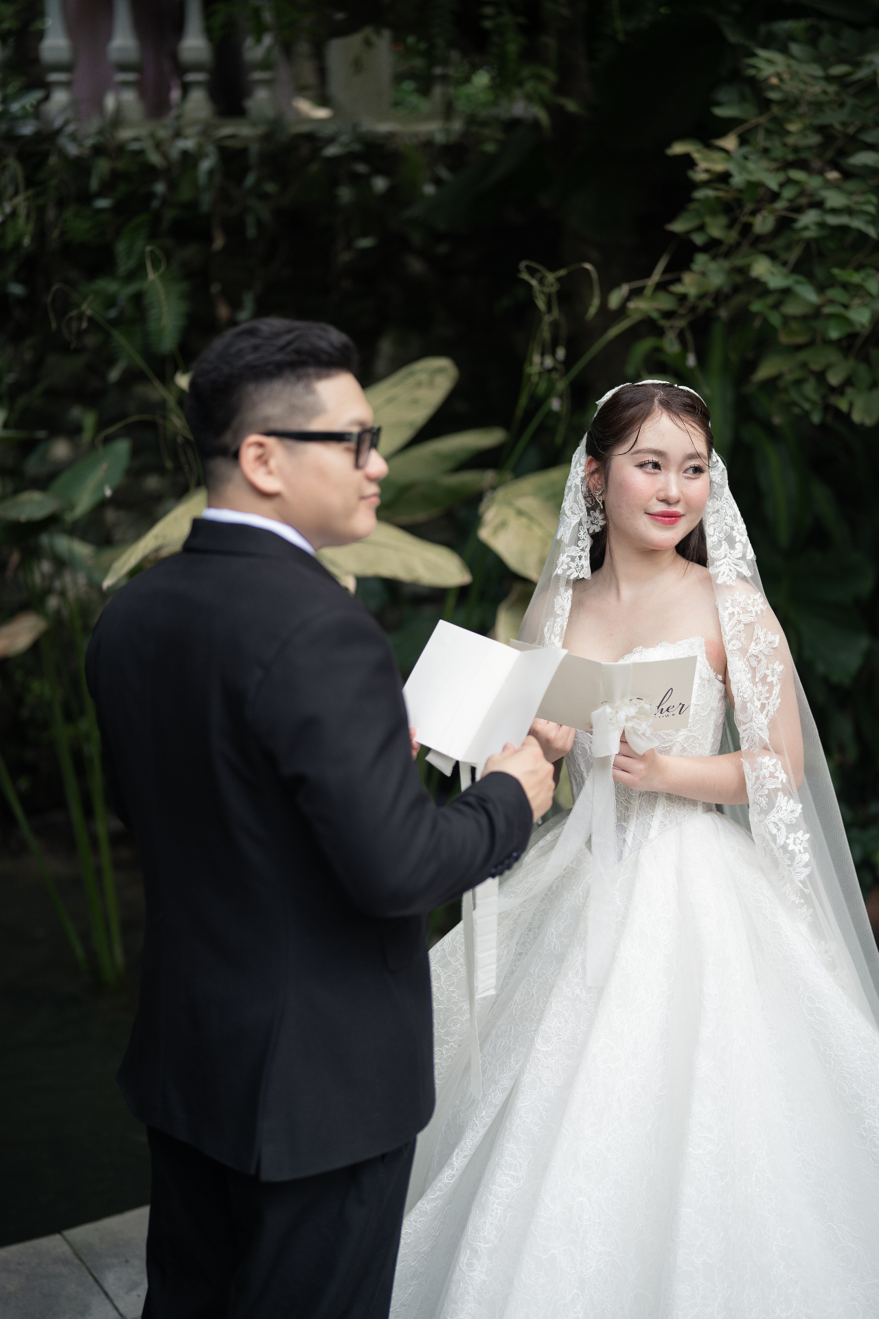 Cô dâu chú rể đọc lời hẹn ước trong khu vườn