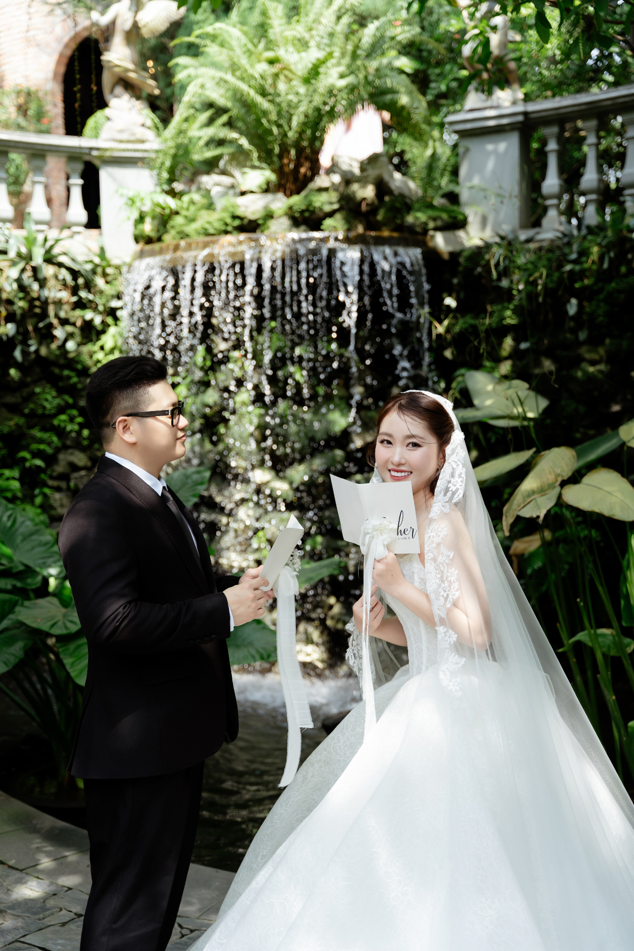Cô dâu chú rể đọc lời hẹn ước trong khu vườn
