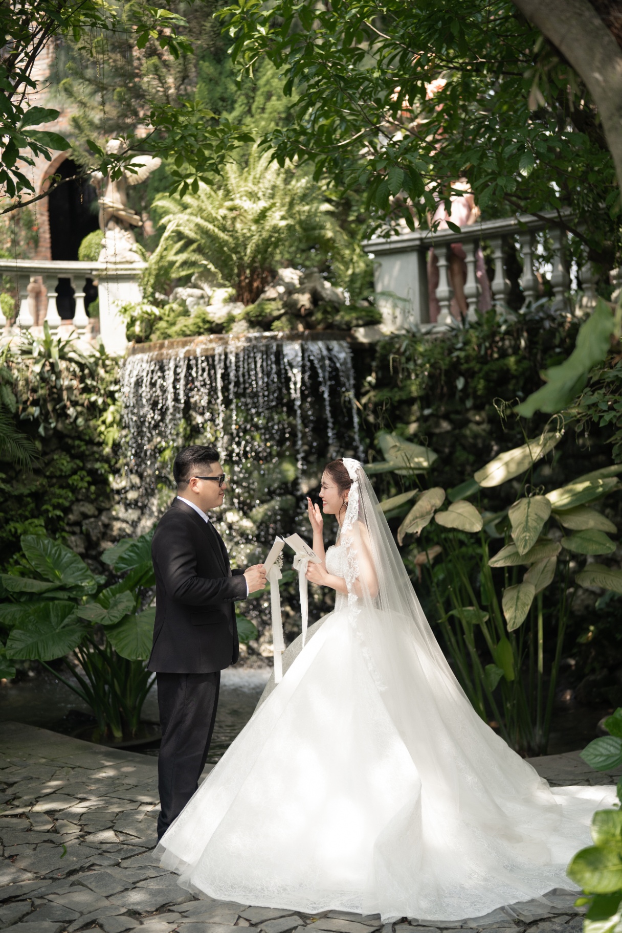 Khoảnh khắc cô dâu chú rể bên thác nước